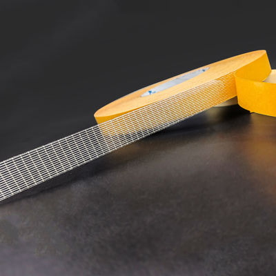 Dwustronna taśma z włókna szklanego o grubości 220 mikronów, wytrzymałości na rozciąganie 45 lbs/in i sile trzymania ≥24h do użytku przemysłowego